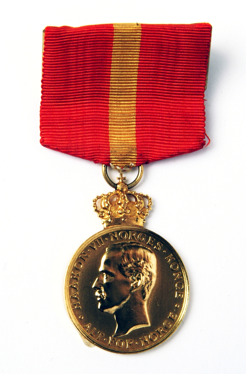 Medaljen FTT.TSM.2389.01:
Kongens fortjenestemedalje i gull som på forsiden har bilde av den da regjerende monark Haakon VII sammen med monarkens valgspråk, se "Påført tekst/merker". På toppen av medaljen er det en krone. Baksiden har en krans med omskriften "KONGENS FORTJENESTEMEDALJE". Navnet til John Bakken og årstallet er inngravert innenfor kransen. Medaljen er opphengt i et høyrødt bånd med en smal gul stripe i midten (riksbannerets farger). I toppen av båndet er det innsydd en metallplate, og på baksiden er det et enkelt metallfeste i form av en nål som er hengslet på og skal inn i et hull på motsatt side. Det følger også med en mindre nål trukket med samme type stoff.

Diplomet FTT.TSM.2389.02:
Diplomet er trykt på hvitt (nå gulnet) papir. Øverst er det en krone med en løve på. Deretter kommer teksten, for tekst se "Påført tekst/merker". Teksten er trykt, bortsett fra navn, dato og signaturer som er håndskrevet. På den nedre delen er det et hvitt stempel der det står "Norges Konge Haakon VII" med bilde av en krone og en løve. Diplomet er i ramme og glass. Rammen er en enkel treramme. Tre av sidene har lys brun trefarge, mens den nederste siden er mer grå. Rammen har fått ny baksiden med papp/papir som er stiftet og tapet fast. Rammen har en enkel metallring til oppheng som er festet oppe på midten av rammen (på baksiden).