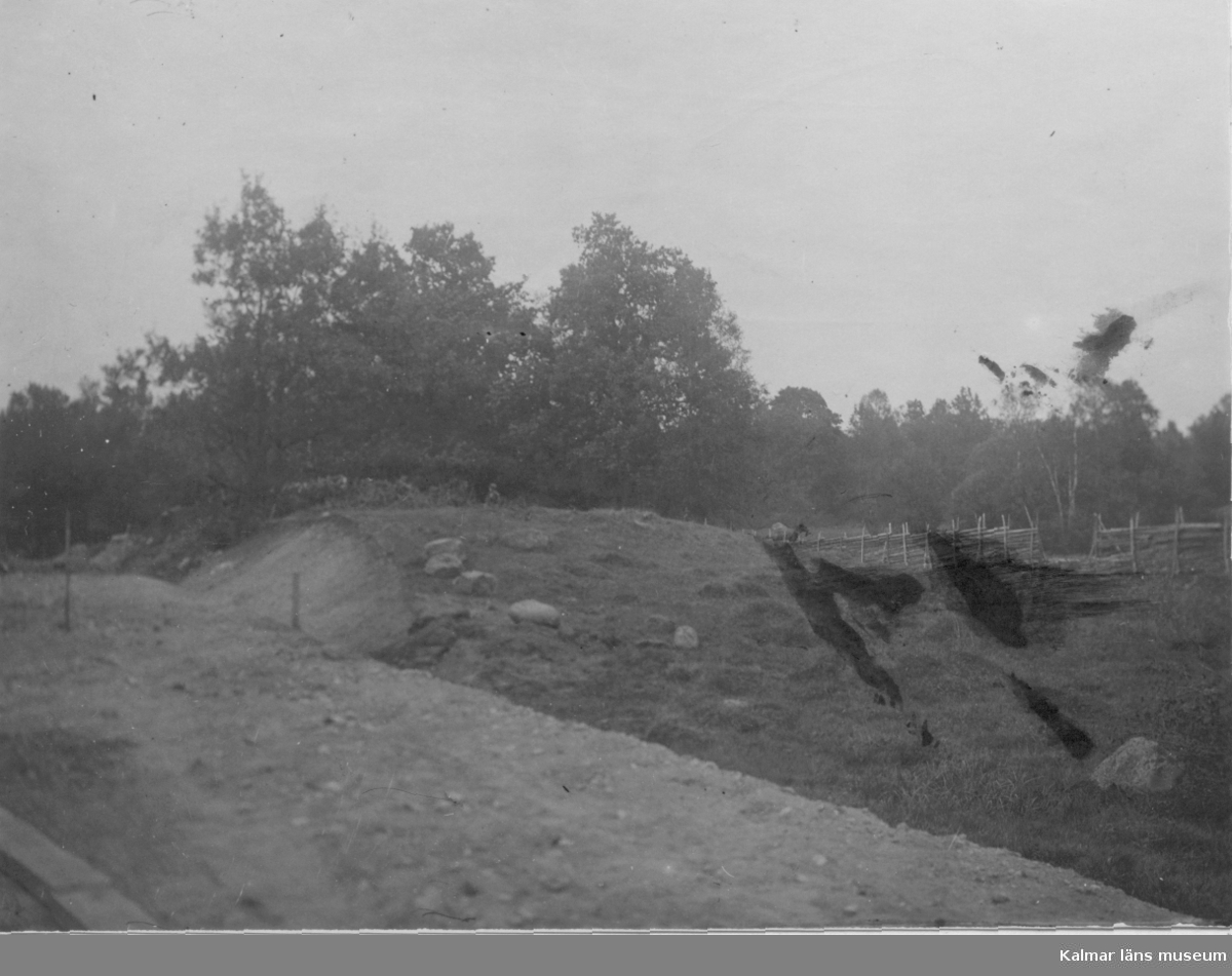 Utgrävning av gravhög i Skårebo.
I skärningen fynd av kol, aska och järn.