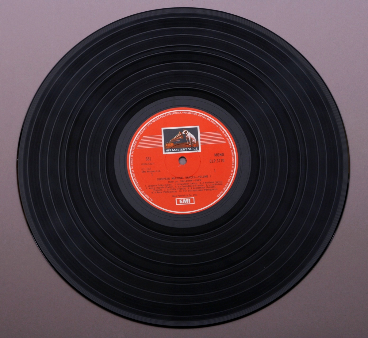 To grammofonplater i svart vinyl og dobbelt plateomslag i papp. Platene ligger i plast- og papirlommer.