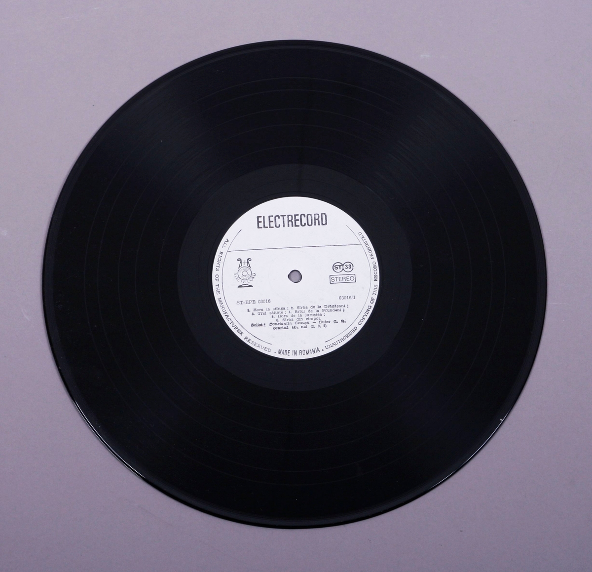 Grammofonplate i svart vinyl og plateomslag i papp. Plata ligger i en plastomme.
