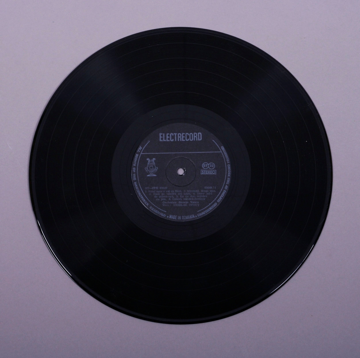 Grammofonplate i svart vinyl og plateomslag i papir. Plata ligger i en plastlomme.