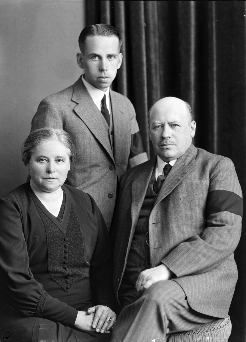 Köpman Andersson med fru och son.
