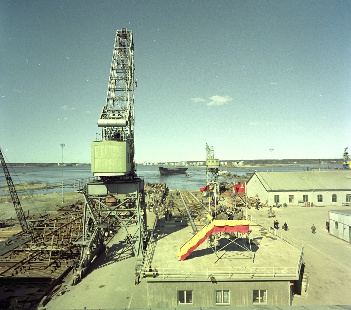Stapelavlöpning. 18 april 1961. Gävle Varv anlades 1873. Efter en konkurs 1921 bildades Gefle Varfvs och Verkstads Nya AB, som bland annat tillverkade oljecisterner och utrustningar till pappersmassefabriker. På 1940-talet återupptogs skeppsbyggeriet.