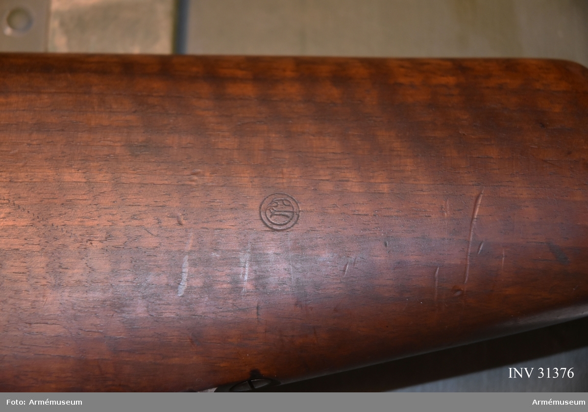 Grupp E II.

Gevär m/1889 med tung specialpipa och påsatt tryckmätare.
På vapnets delar förekommer siffran 3. Mausers äldsta typ.