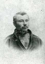 Portrett av John Lyngmo fra Vassdalen i samedrakt.