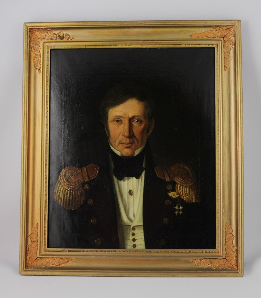 Halvportrett av en mann med gallauniform.
