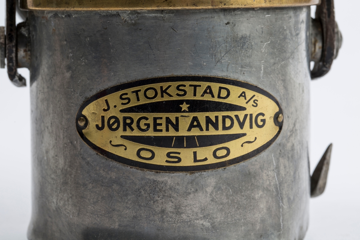 DEN ER I BRUKBAR STAND. SKILT: J. STOKSTAD A/S, JØRGEN ANDVIG, OSLO.