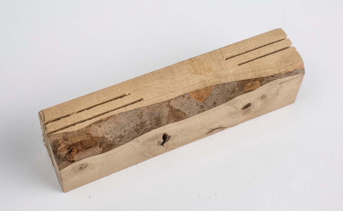 Pose med trestykker av ulik lengde og form funnet sammen med
de øvrige redskapene brukt til trearbeid.