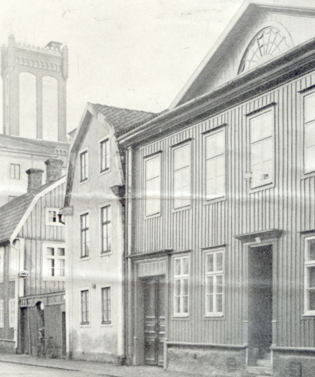 Synagogan var fram till 1930 inrymd i Kv Krögaren 3, Södra Långgatan 48. Den låg i övervåningen, den reveterade byggnaden med gaveln mot gatan.