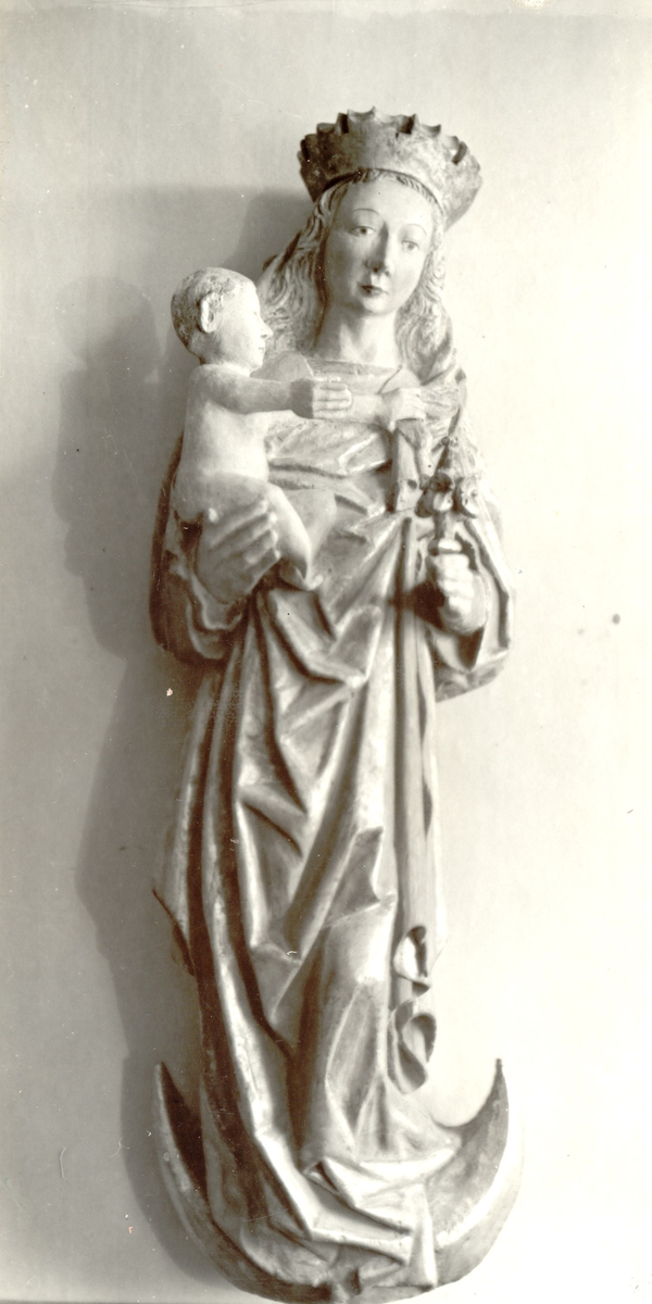 Maria med Jesusbarnet efter konserveringen.