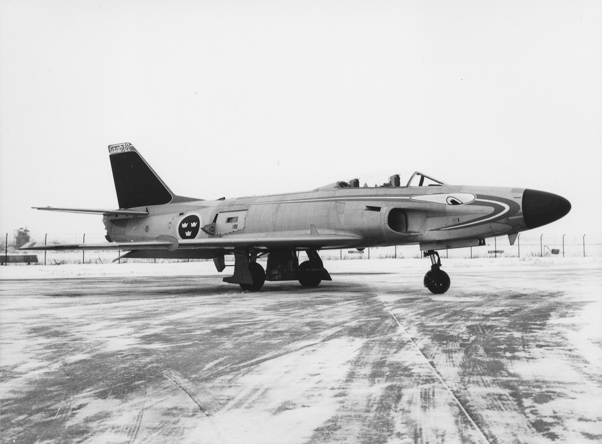 Flygplan Saab 32C Lansen prototyp står på Saabs flygfält, 1957.
