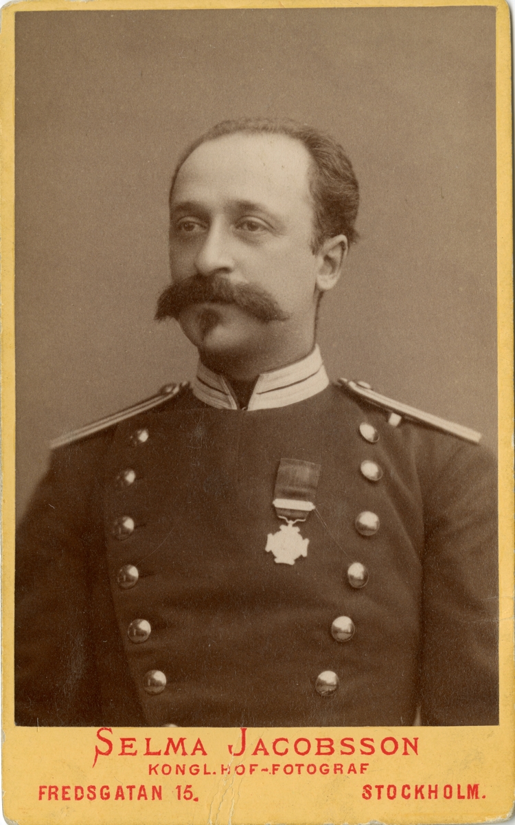 Porträtt av Ivar Valentin. Valentin var i krigstjänst i nederländska ostindien, acheprovinsen, mellan åren 1877-1880. Medaljen är "Ereteken voor Belangrijke Krijgsbedrijven".