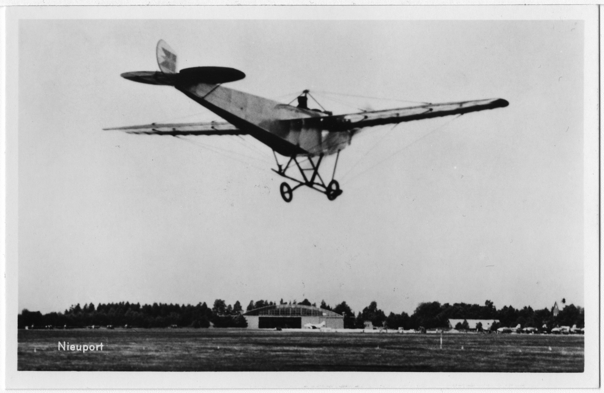 Vykort föreställandes flygplan Nieuport IV-G M 1 i luften över F 3 Malmen. Frankerat med frimärken med flygmotiv och stämplat den 29 augusti 1976, Linköping Flygdag Malmen, FV 50 år.