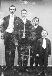 Fire unge gutter, kronologisk høyde, dress.