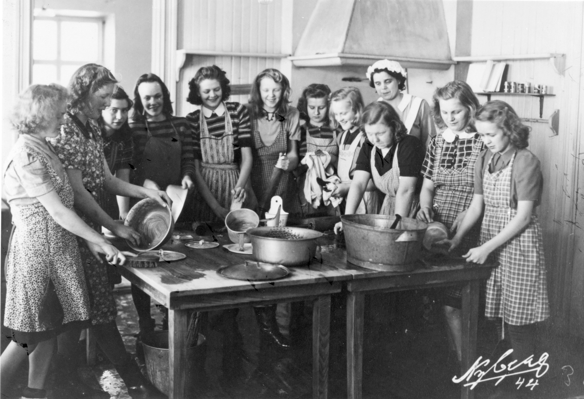 Skolköket i Norra Brunns skola med Britta Rydstedt som skolkökslärarinna.
Året är 1944.
