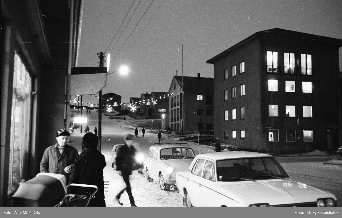 Vadsø 1969. Julegaten, trafikk i sentrum.  Fotografier av Ole Zahl Mölö.