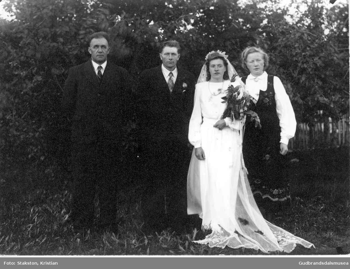 Brudeparet Gudmund Øyberg (f. 1918) og Sofie Øyberg (f. Åmodt 1924).  
T.v.: Hans Åmodt (f. 1902), t.h.: Marie Øyberg (f. 1921 g. Kvernes)