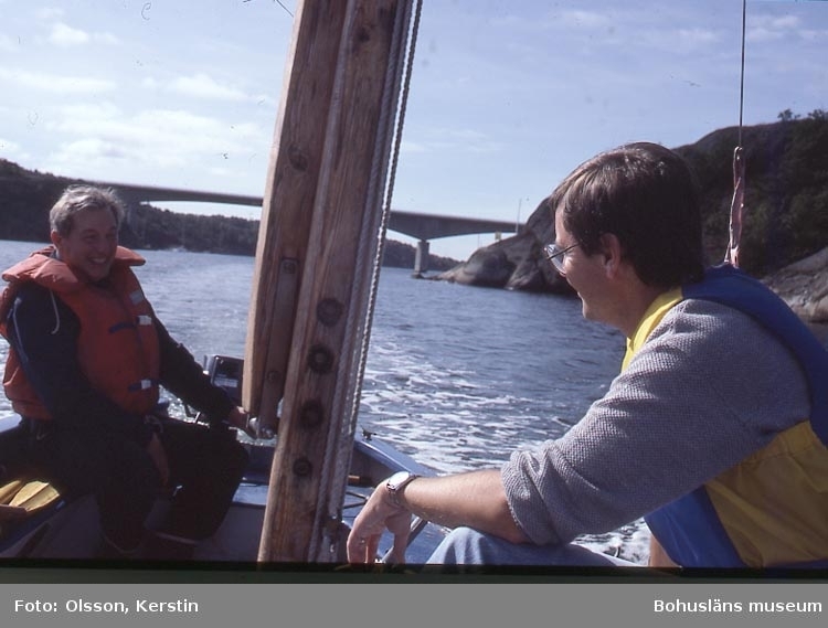 Museichef Carl Cullberg och antikvarie Lars-Erik Hammar i en båt på Gullmarn, i bakgrunden Källviksbron