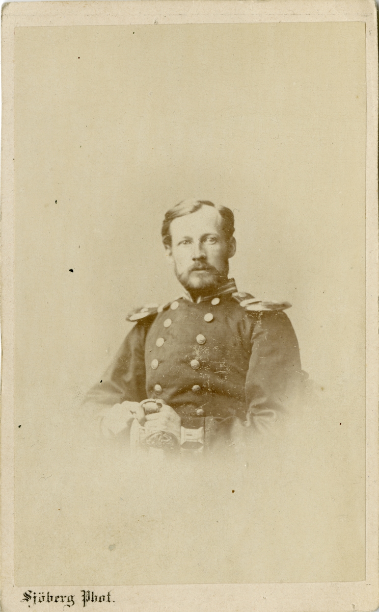 Porträtt av Johan Gustaf Wilhelm Engelke, officer vid Hälsinge regemente I 14.
Se även bild AMA.0007149.