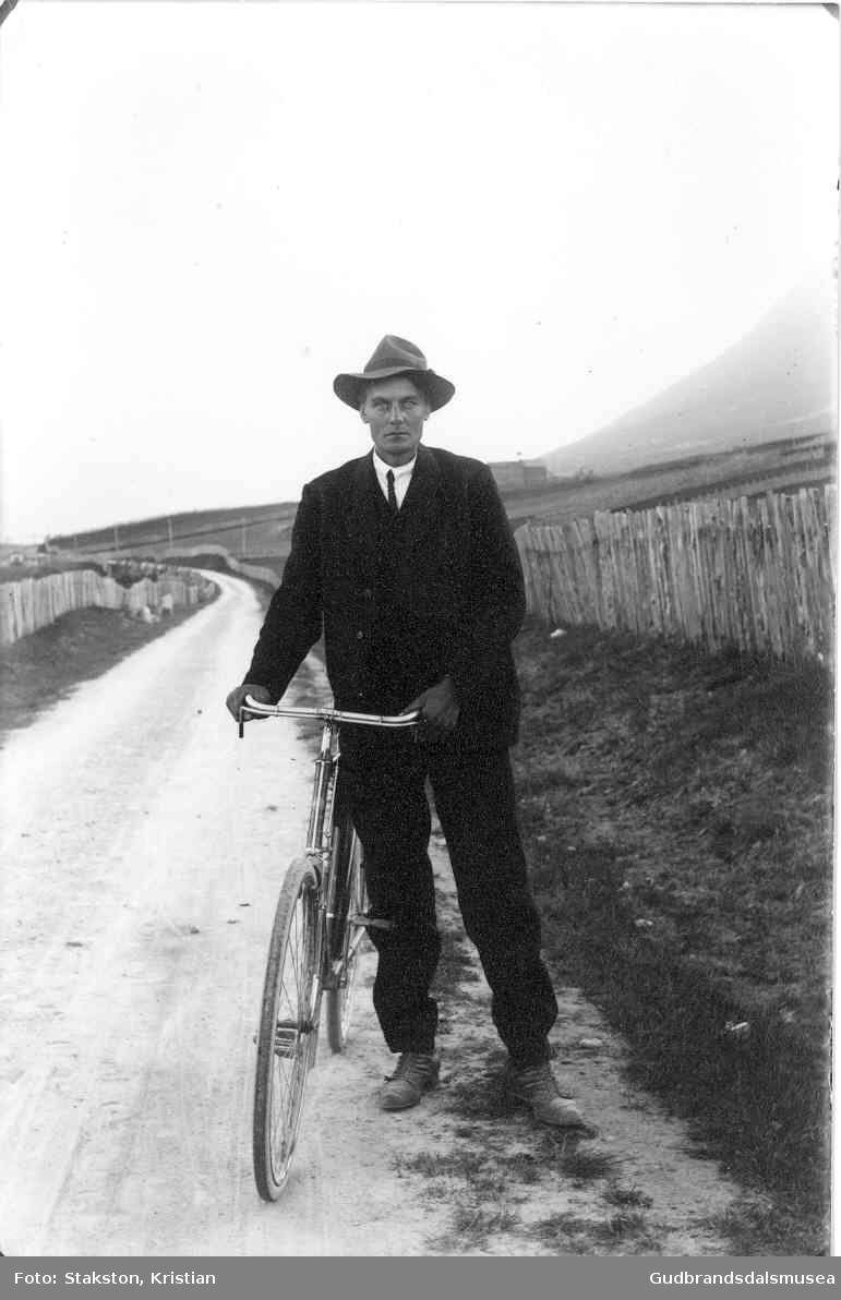 Ole Ulen (f. 1890) med sykkel