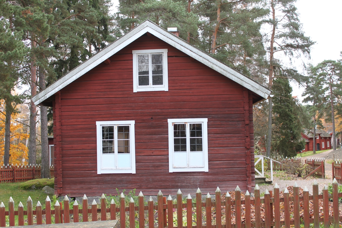 Denna skolbyggnad uppfördes år 1877 i Råsbo by, Nora socken, som undervisningslokal för barn i Råsbo skoldistrikt/rote. Uppförd i liggande timmer på huggen stengrund. Byggnaden är rödfärgad. Åstak belagt med tvåkupiga tegelpannor på underliggande trätak.Skorsten murad i tegel. Hängrännor i plåt. Släta, vita fönsterfoder. Fönster med mittpost. De yttre bågarna är höga och vita, med tredelad spröjs. Innerfönster saknas. Inbrottsgaller är monterade i alla fönster. Två gula dörrar tillverkade i stående plank och klädda med spontad panel. Dörrarna har överljus. Två yttertrappor med räcke i trä.
Tvärgående innervägg av timmer. Alla innerdörrar är spegeldörrar, målade i grågrön kulör. Kammarlås med nyckel och trycke. Profilerade dörrfoder i samma kulör som dörrarna.
Förstugans väggar är klädda med pärlspont i en ljust gul nyans samt en blåblommig tapet. Breda golvplank. Spontad panel i taket.
Kök med pärlspontsklädda väggar i samma kulör som förstugans. Breda golvplank. Spontad panel och liten hålkälslist i taket. Vedspis med murad kåpa.
Skolsal med liknande golv och tak som i kammaren. Väggfasta vedlårar klädda med pärlspontspanel. Övre delen av väggarna har tapet med marmorerat mönster i en rosa-beige kulör. Väggarnas nedre del är klädda med pärlspontspanel. All pärlspont är målad i en grön kulör. Bergslagskamin vid rummets inre långvägg. Vid väggslutet över kaminen är muren dekorerad med en målad bård. Vid kortväggen finns ett podium med kateder. I övrigt är salen inredd med skolbänkar och undervisningsmaterial.
Kammaren har en beige tapet med jugendmönster. Breda golvplank. Tak av lockpanel. Vit, rund kakelugn med förnicklade ytterluckor, tillverkade av HJ. Lundh i Eskilstuna. De inre luckorna i järn är märkta med nummer 30.