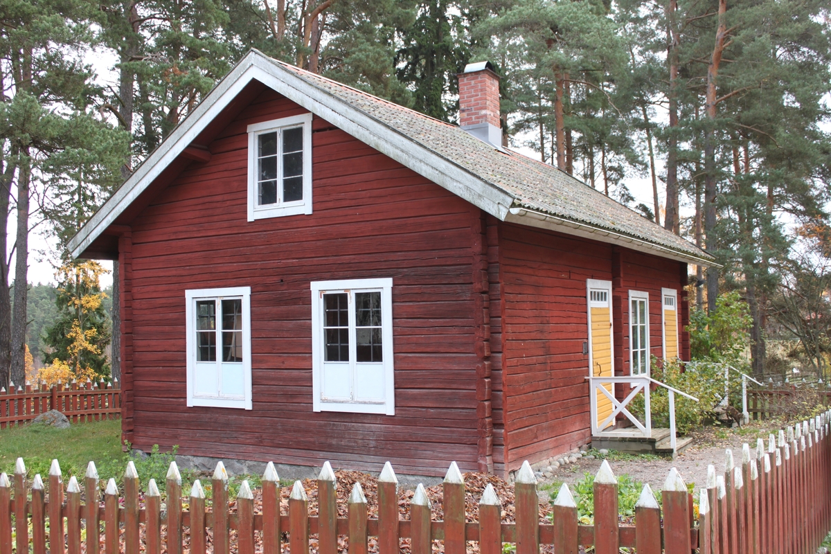 Denna skolbyggnad uppfördes år 1877 i Råsbo by, Nora socken, som undervisningslokal för barn i Råsbo skoldistrikt/rote. Uppförd i liggande timmer på huggen stengrund. Byggnaden är rödfärgad. Åstak belagt med tvåkupiga tegelpannor på underliggande trätak.Skorsten murad i tegel. Hängrännor i plåt. Släta, vita fönsterfoder. Fönster med mittpost. De yttre bågarna är höga och vita, med tredelad spröjs. Innerfönster saknas. Inbrottsgaller är monterade i alla fönster. Två gula dörrar tillverkade i stående plank och klädda med spontad panel. Dörrarna har överljus. Två yttertrappor med räcke i trä.
Tvärgående innervägg av timmer. Alla innerdörrar är spegeldörrar, målade i grågrön kulör. Kammarlås med nyckel och trycke. Profilerade dörrfoder i samma kulör som dörrarna.
Förstugans väggar är klädda med pärlspont i en ljust gul nyans samt en blåblommig tapet. Breda golvplank. Spontad panel i taket.
Kök med pärlspontsklädda väggar i samma kulör som förstugans. Breda golvplank. Spontad panel och liten hålkälslist i taket. Vedspis med murad kåpa.
Skolsal med liknande golv och tak som i kammaren. Väggfasta vedlårar klädda med pärlspontspanel. Övre delen av väggarna har tapet med marmorerat mönster i en rosa-beige kulör. Väggarnas nedre del är klädda med pärlspontspanel. All pärlspont är målad i en grön kulör. Bergslagskamin vid rummets inre långvägg. Vid väggslutet över kaminen är muren dekorerad med en målad bård. Vid kortväggen finns ett podium med kateder. I övrigt är salen inredd med skolbänkar och undervisningsmaterial.
Kammaren har en beige tapet med jugendmönster. Breda golvplank. Tak av lockpanel. Vit, rund kakelugn med förnicklade ytterluckor, tillverkade av HJ. Lundh i Eskilstuna. De inre luckorna i järn är märkta med nummer 30.