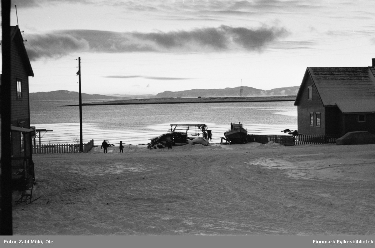 Vadsø, desember 1967. Lek ved sjøen. Vadsøya med Nobile-masta i bakgrunnen.