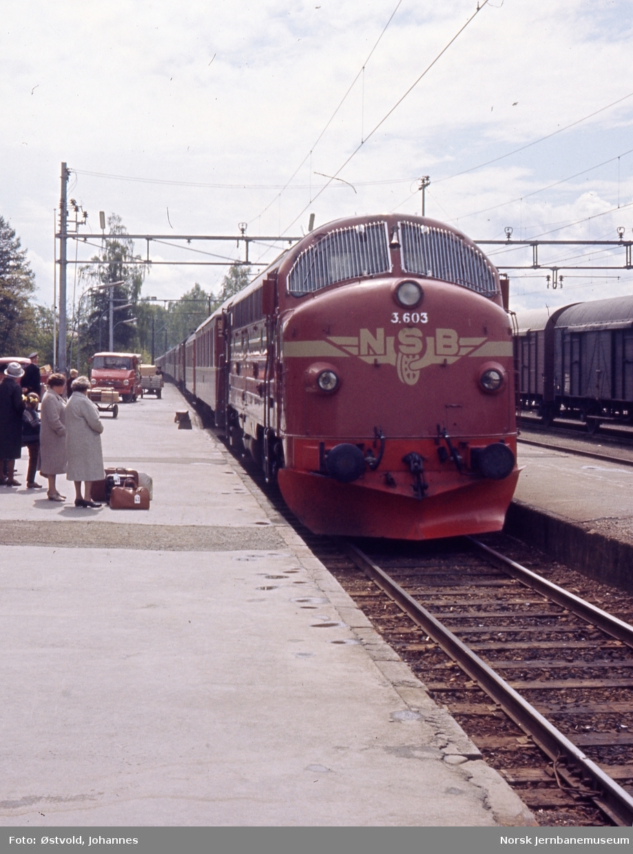 Lillehammer stasjon hvor diesellokomotiv Di3 603 ankommer med nordgående dagtog