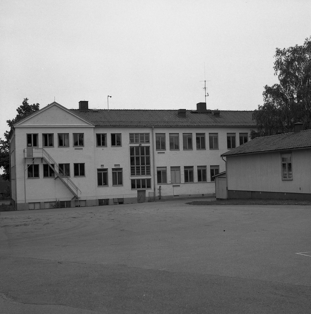 Orig. text: Kärna skola. Baksidan av den äldsta byggnaden (se InJo29).