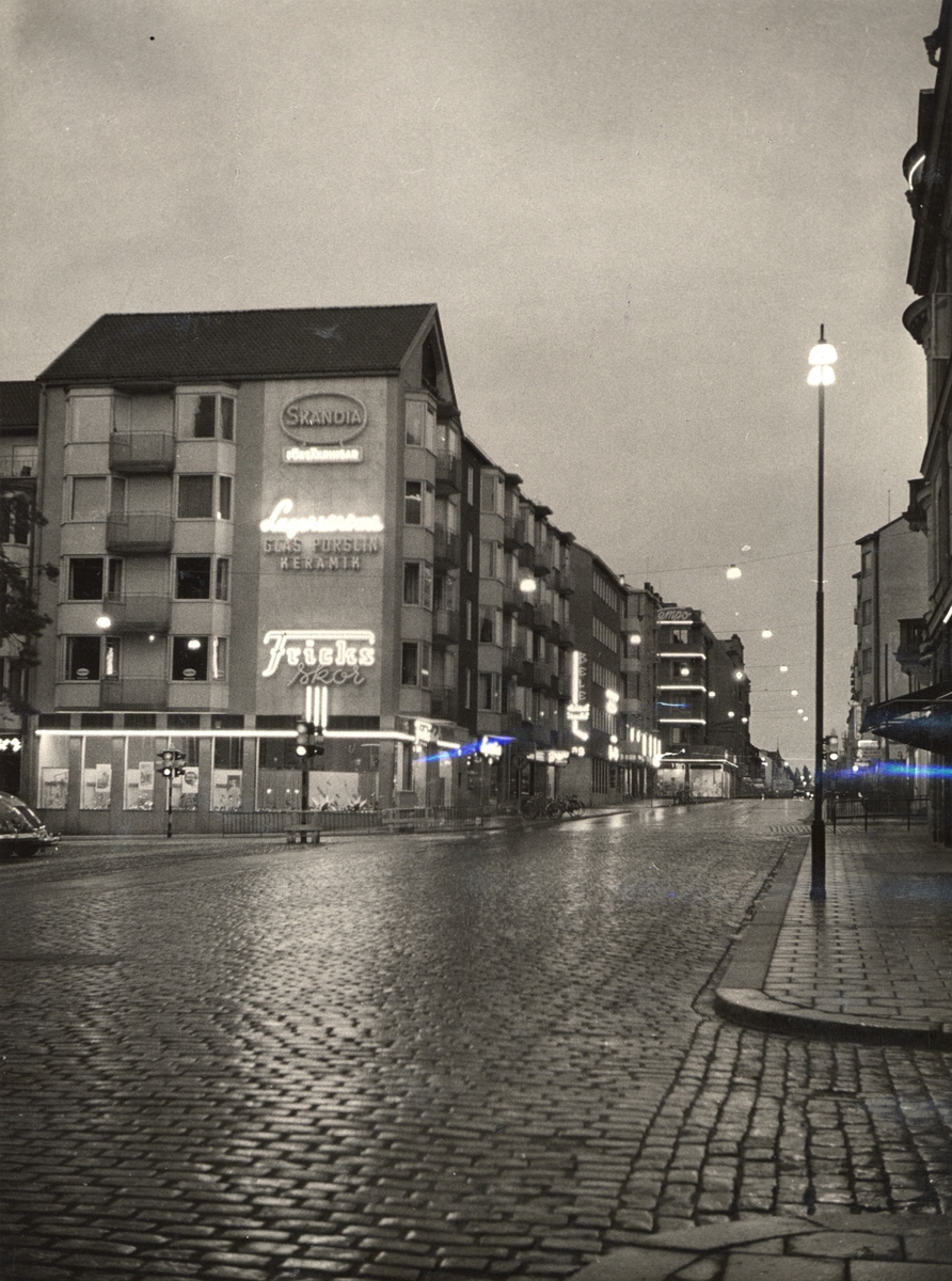 Orig. text: S:t Larsgatan.

Sedd söderut från korsningen med Borgmästaregatan.