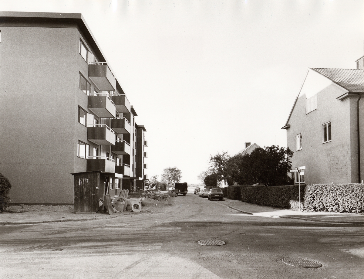 Orig. text: Smedjegatan, juli 1975.

Vid korsningen med Hjälmgatan.