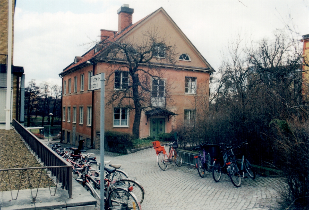 Orig. text: Vattengatan 4. Sedd mot Stångån från Hamngatan. - Bild ...