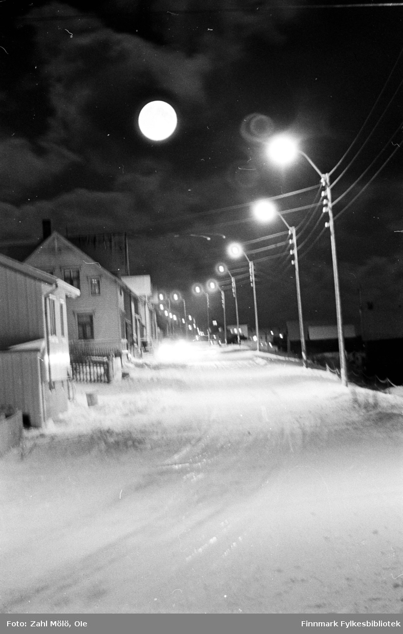 Vadsø, desember 1969. Gate med gatelys og fullmåne.