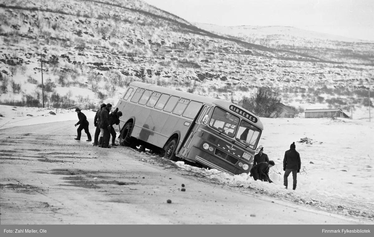 Busshavari mellom Vadsø og Kirkenes, muligens i Nord-Varanger. Bildet er tatt  ca. 15.2.1967. Buss med registreringsnummer Y-2138 var en Volvo B715, 1966-modell, 44 seter, med karosseri fra Larvik Karosserifabrikk. Fabrikkens logo (vingehjul) ses midt i fronter, over "Volvo". Bussen tilhørte busselskapet Polarbil, Vadsø, som hadde rutetrafikken i Øst-Finnmark fra 1920 til selskapet ble overtatt av Finnmark Fylkesrederi og Ruteselskap (FFR) 1. januar 1976.