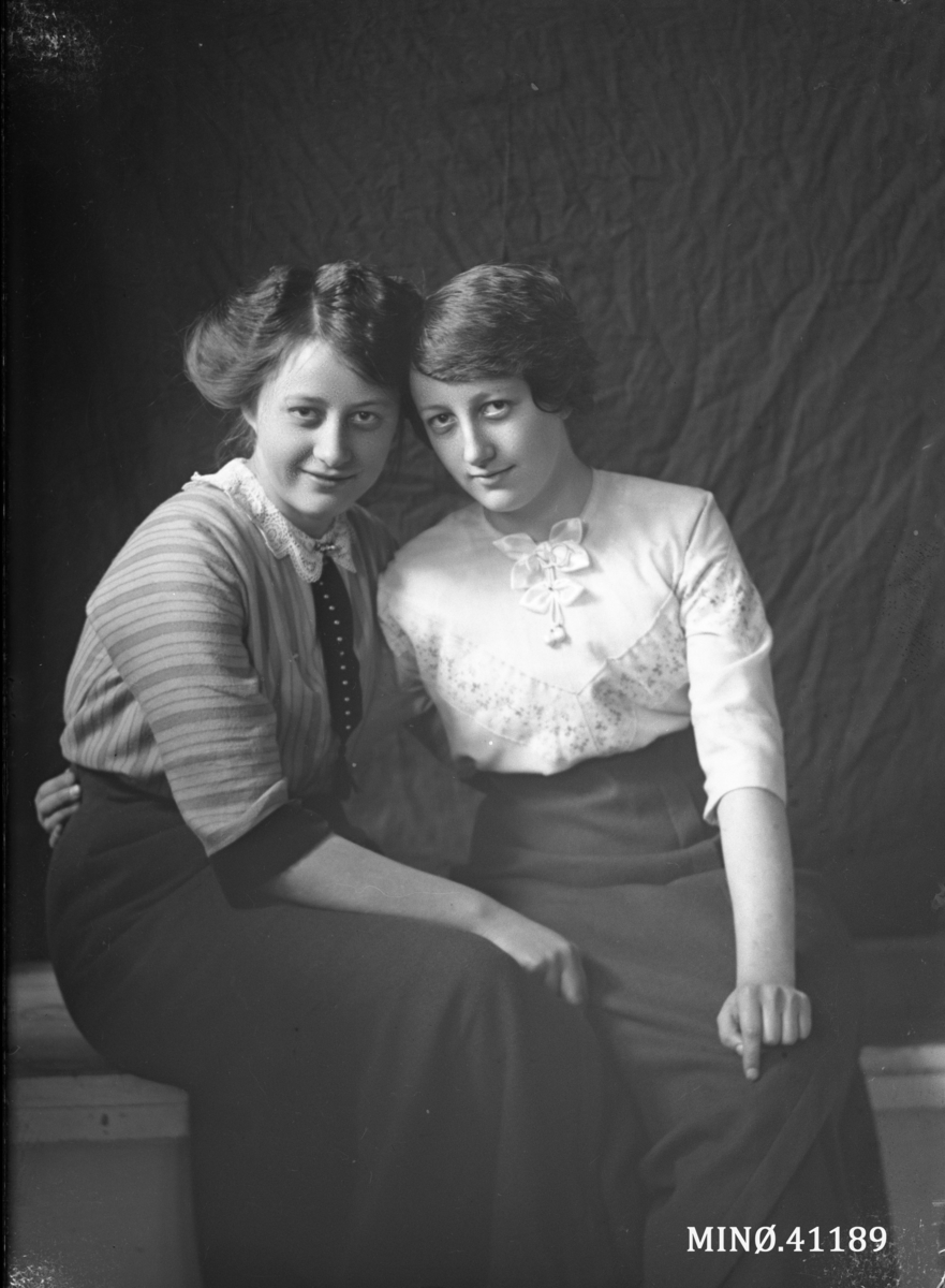 Portrett av to unge kvinner , Alfild og Gudrun Aas