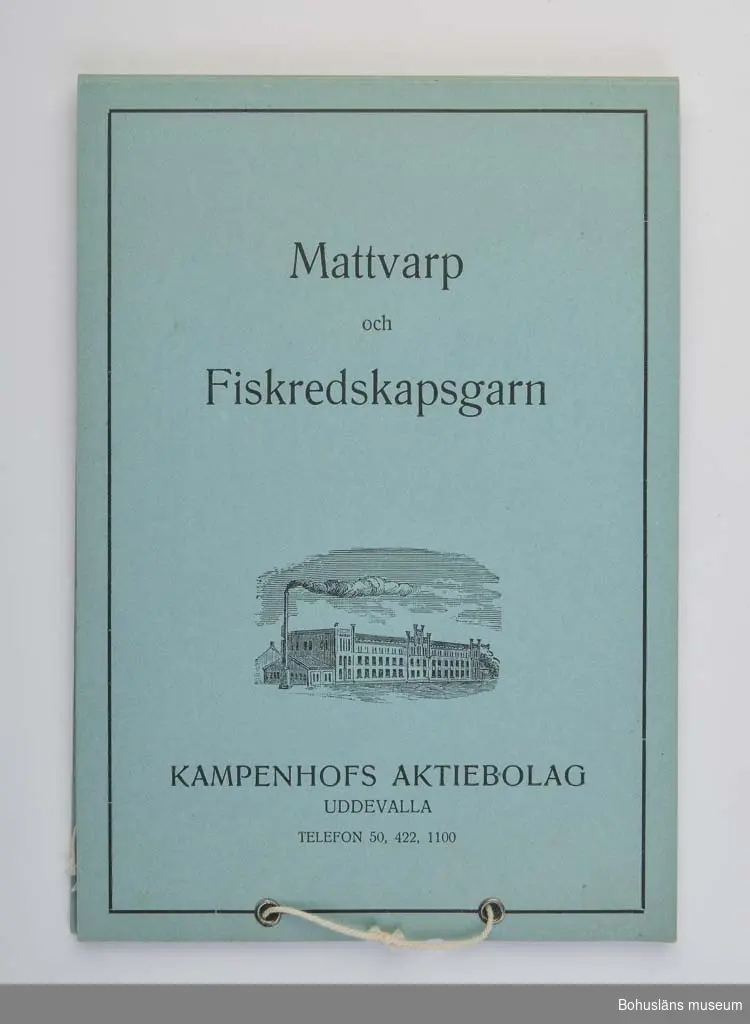 Föremålen visas i basutställningen Uddevalla genom tiderna, Bohusläns museum, Uddevalla.

Två stycken foldrar i blå papp.
Text på utsidan av a: "Mattvarp och Fiskredskapsgarn KAMPENHOFS AKTIEBOLAG UDDEVALLA TELEFON 50, 422, 1100".
Inuti är det fyra rader med garnprover i varierande tjocklekar.
Text på  utsidan av b: "Fiskredskapsgarn Kvalitet AM KAMPENHOFS AKTIEBOLAG UDDEVALLA TELEFON 50, 422, 110".
Inuti är det en rad med garnprover i varierande tjocklekar.

Ur punktnummerkatalogen 1958-1976:
Fastighetskontoret Uddevalla.
Garnprovskartonger 2 st. fr Kampenhofs bomullspinneri.