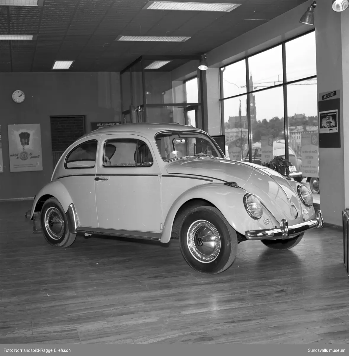 Nya Volkswagen bubbla 1962 i Bil & Buss bilhall på Västermalm.