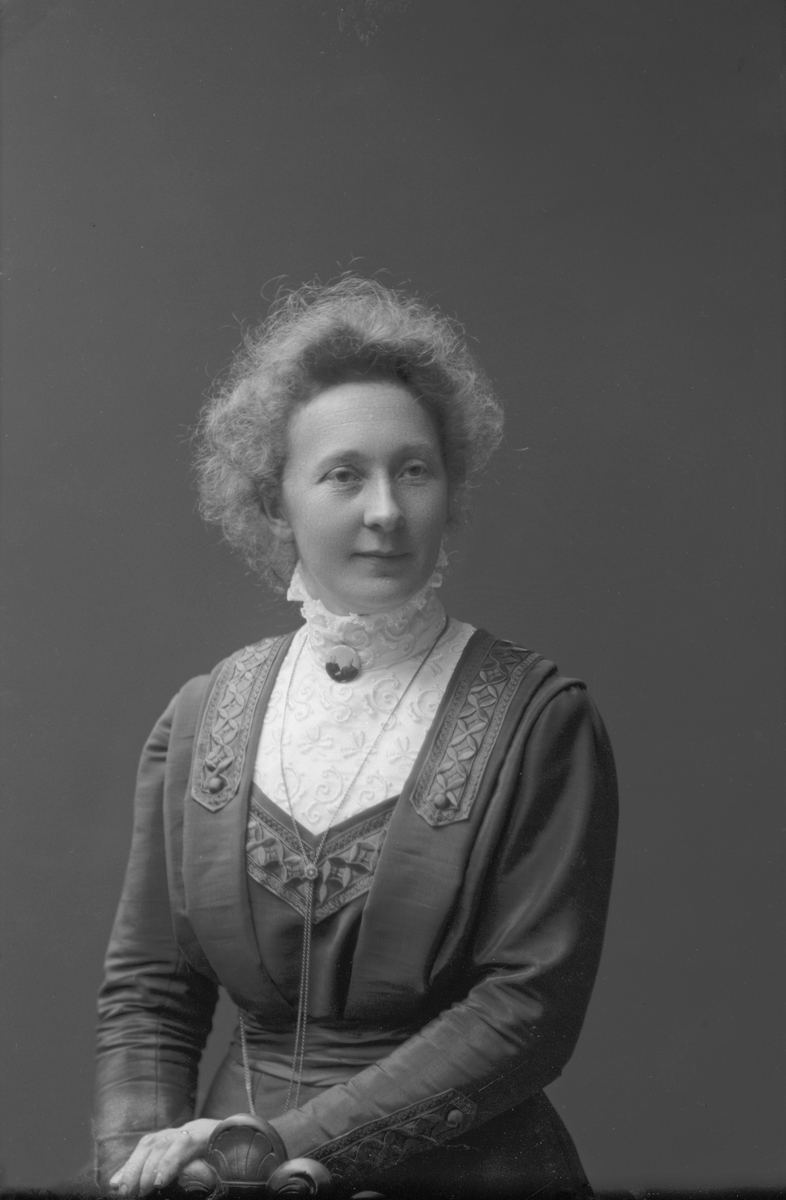 Porträtt från fotografen Maria Teschs ateljé i Linköping. 1910. Beställare: Elin Anderson. "Mejerinnan"