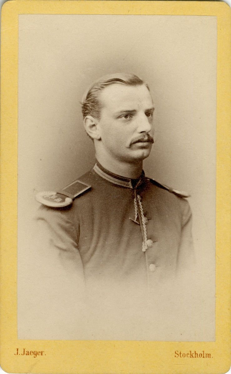 Porträtt av Carl Wilhelm Stjernblad, löjtnant vid Skånska dragonregementet K 6.
Se även bild AMA.0008567 och AMA.0021683.