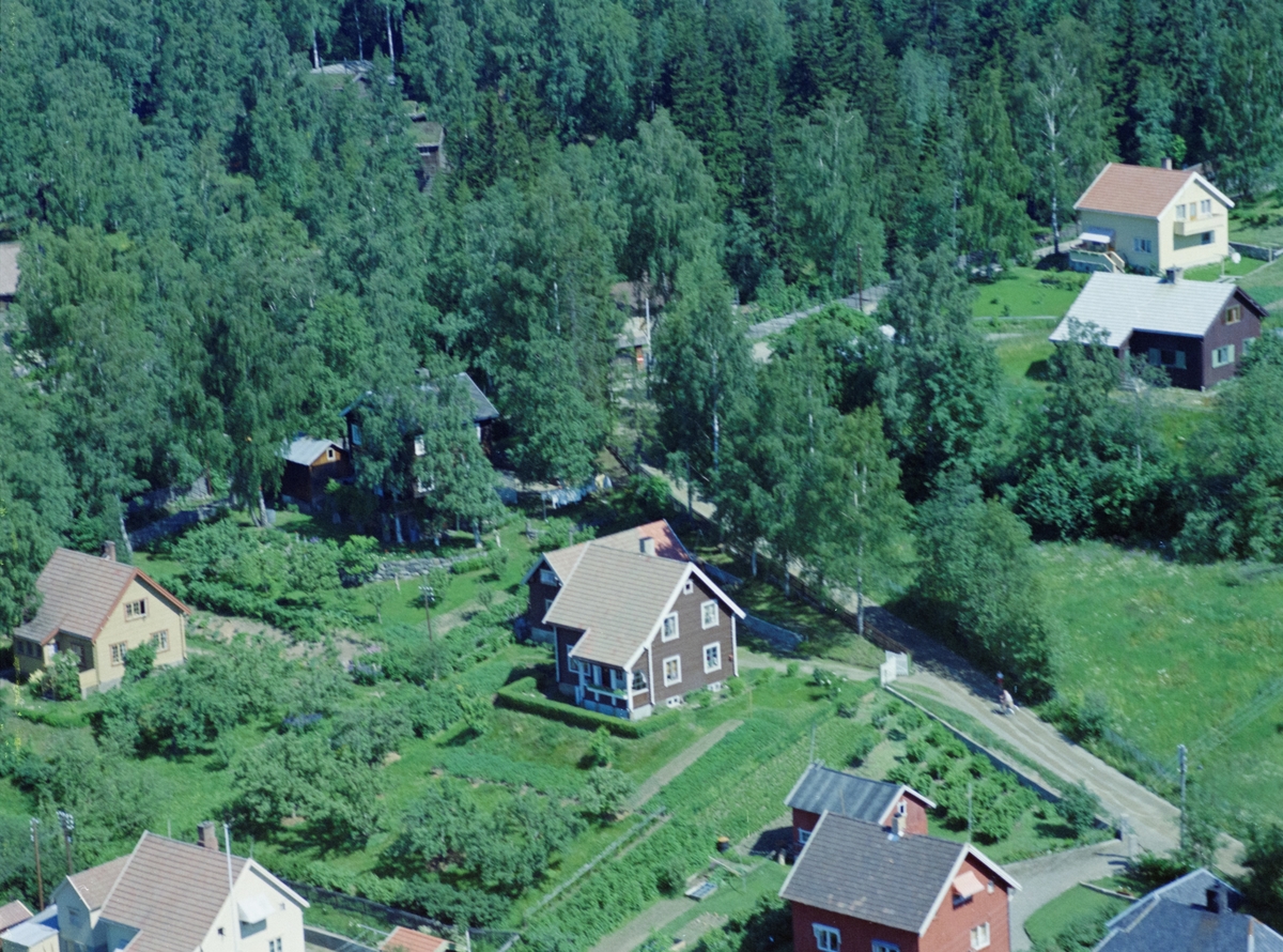 Flyfoto, Lillehammer, bebyggelse. Einar Sandbergs veg midt i bildet. Veien fører opp til Maihaugen og Ringsvegutua.