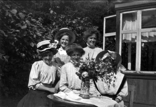 Strömsholm 1910-11. Fem vackra damer utanför värdshuset.