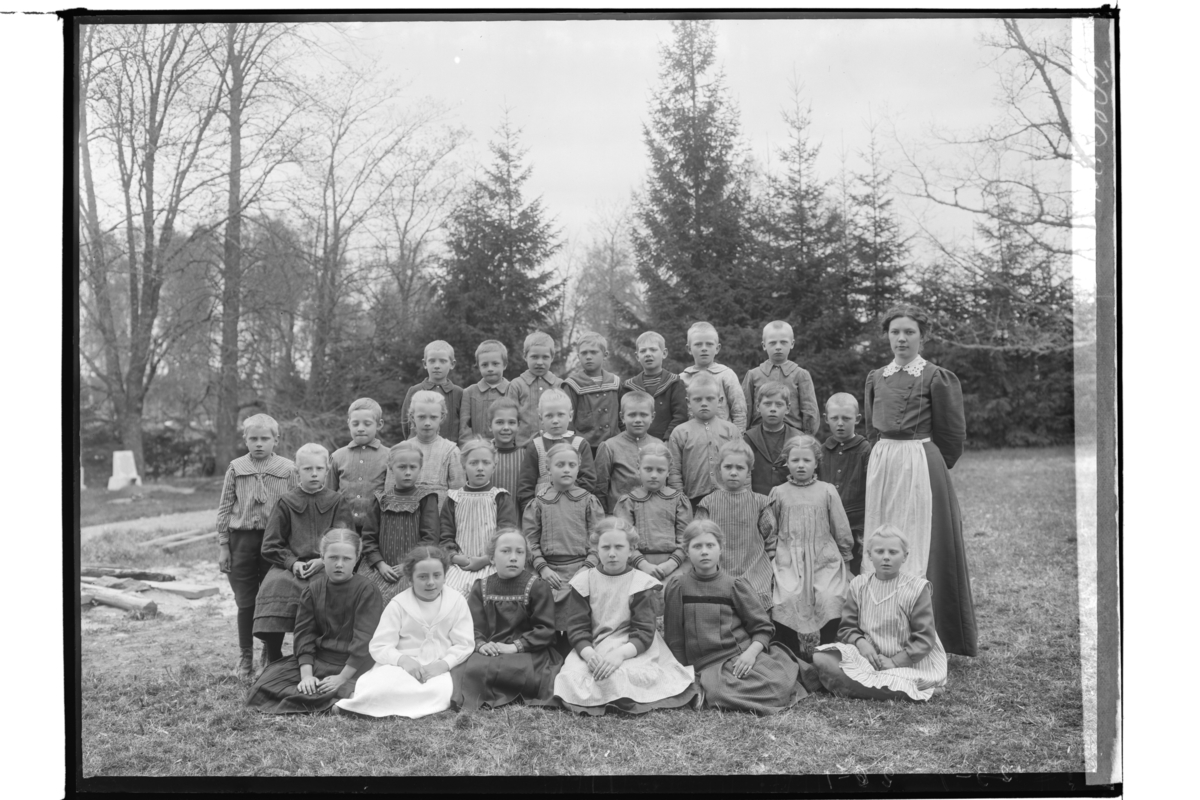 Lillkyrka skola, 28 skolbarn med lärarinna Frida Olsson.