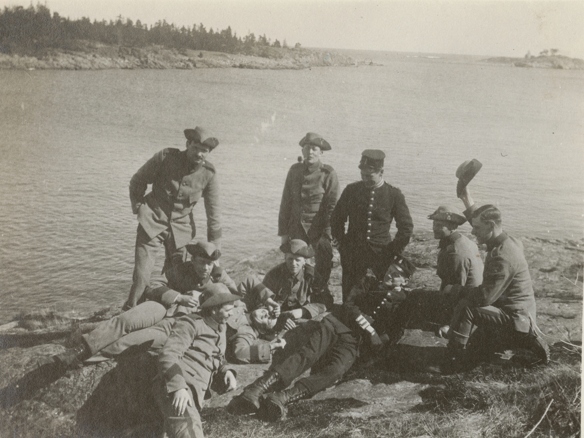 Gruppbild med soldater från Göta livgarde I 2 på stranden.