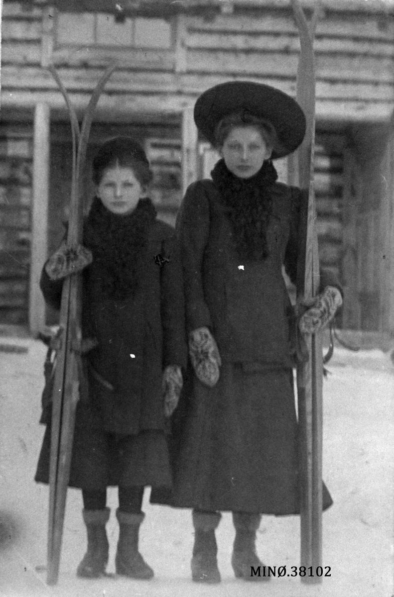 To unge damer med ski. Minnie T. Beitrusten og Klara T. Beitrusten (f.1893)