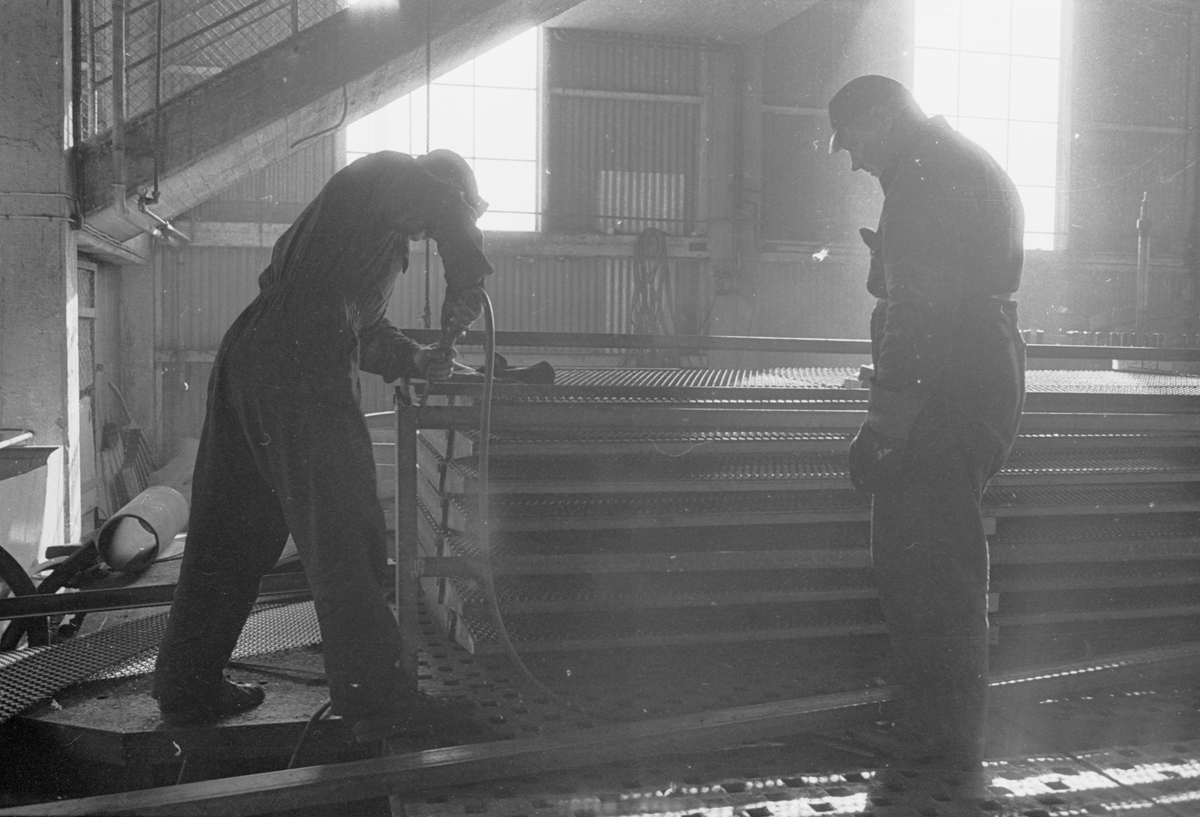 Ekensbergs varv 1970. Varvsarbetare i stora plåthallen.
