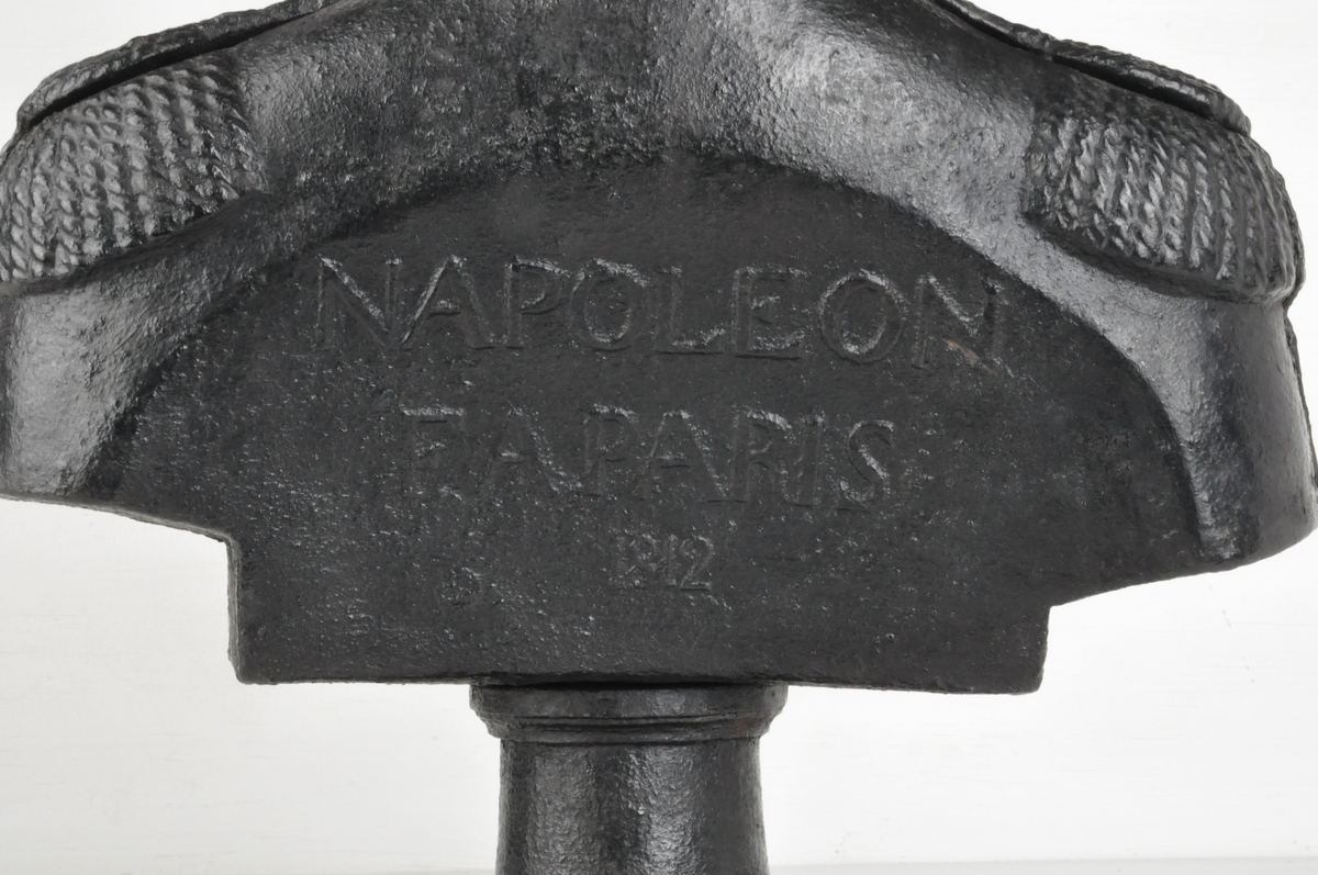 Byste av Napoleon som opprinnelig trolig har vært en ovnstopp.