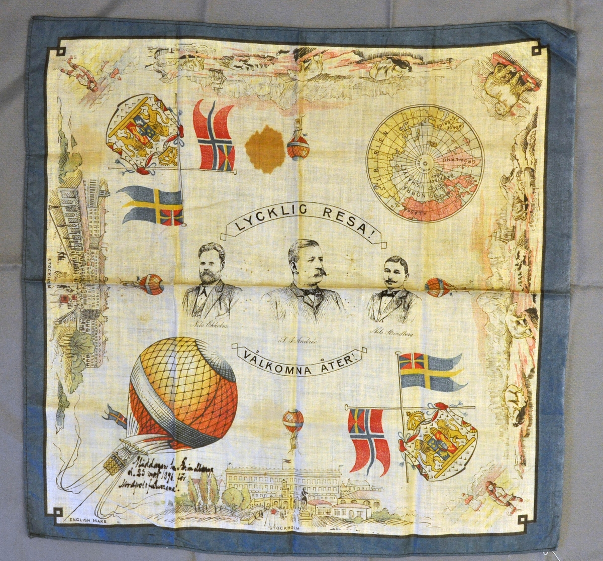 Fyrkantig näsduk med motiv av Nils Ekholm, S A Andrée Strindberg; Stockholmsmotiv, islandskap, isbjörnar, ballong och unionsflaggor. Tryck: "Lycklig resa! Välkomna åter!"