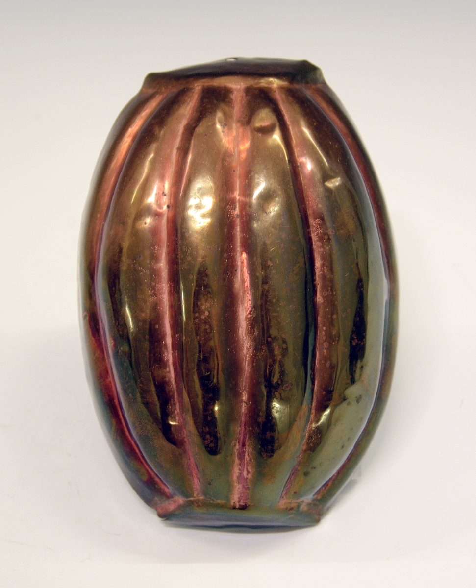 Stor puddingform av kobber, oval med fire bølger i formen.