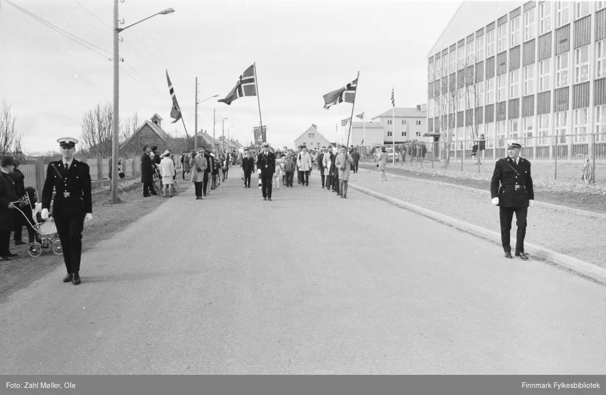Vadsø, 17.mai 1970. 17.mai-toget. Flaggbærere og politiet foran i toget.