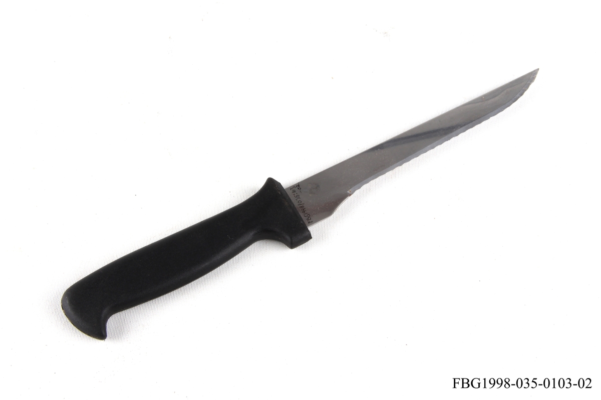 Kjøkkenkniv i rustfritt stål og skaft av plast.